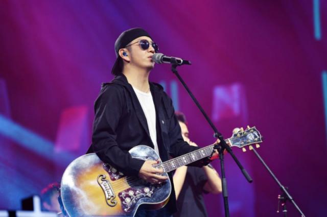 70后歌手郝云 “乘风破浪”的的哥哥