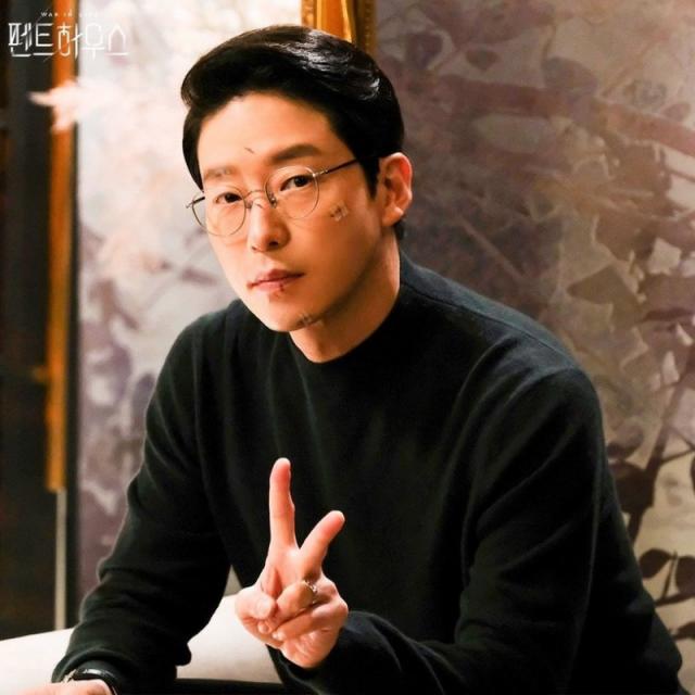 顶楼严基俊私下超幽默 金素妍根本傻白甜