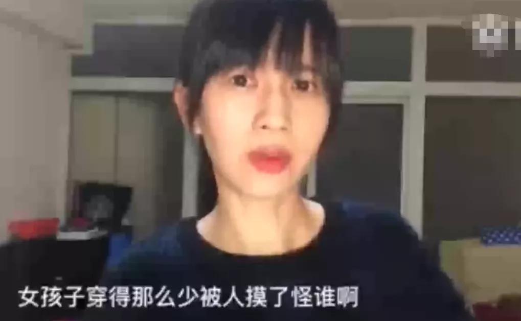 papi酱因孩子随父姓被网友嘲笑 被道德绑架的感觉好惨