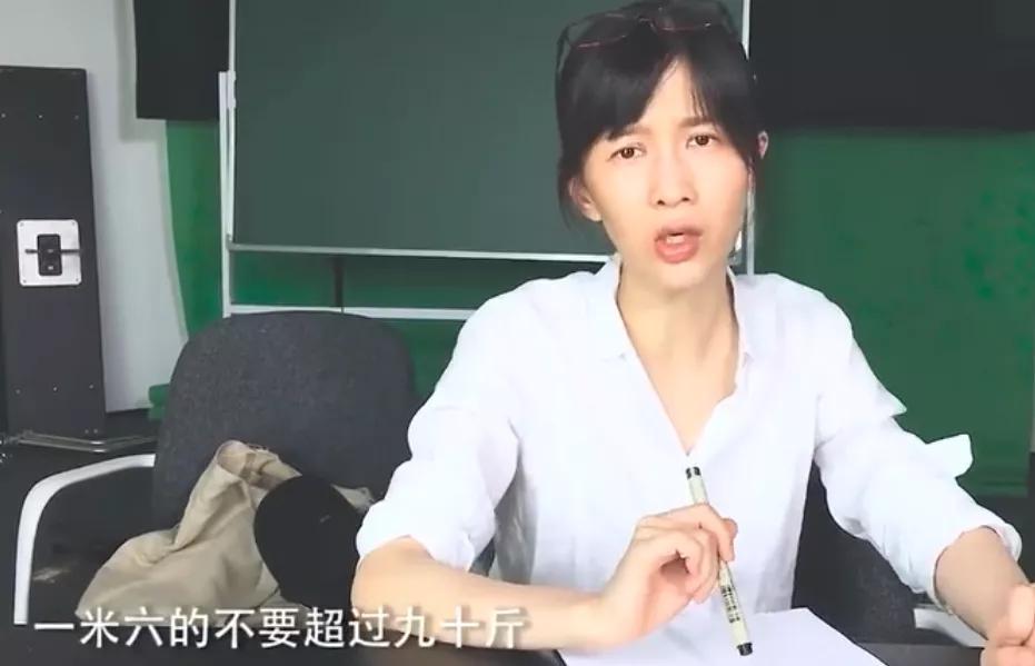 papi酱因孩子随父姓被网友嘲笑 被道德绑架的感觉好惨