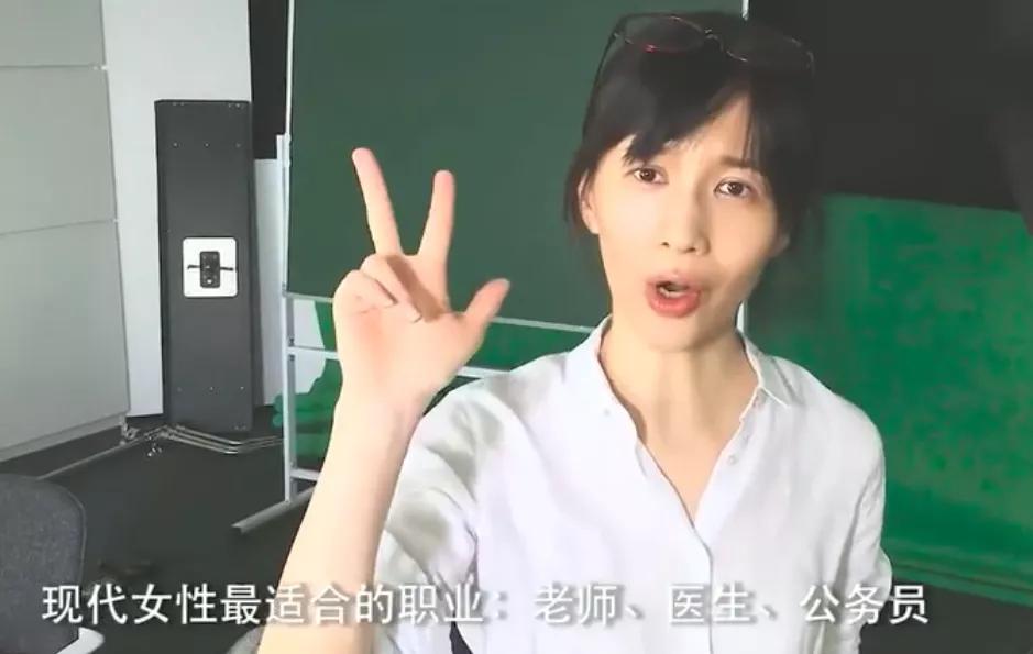 papi酱因孩子随父姓被网友嘲笑 被道德绑架的感觉好惨