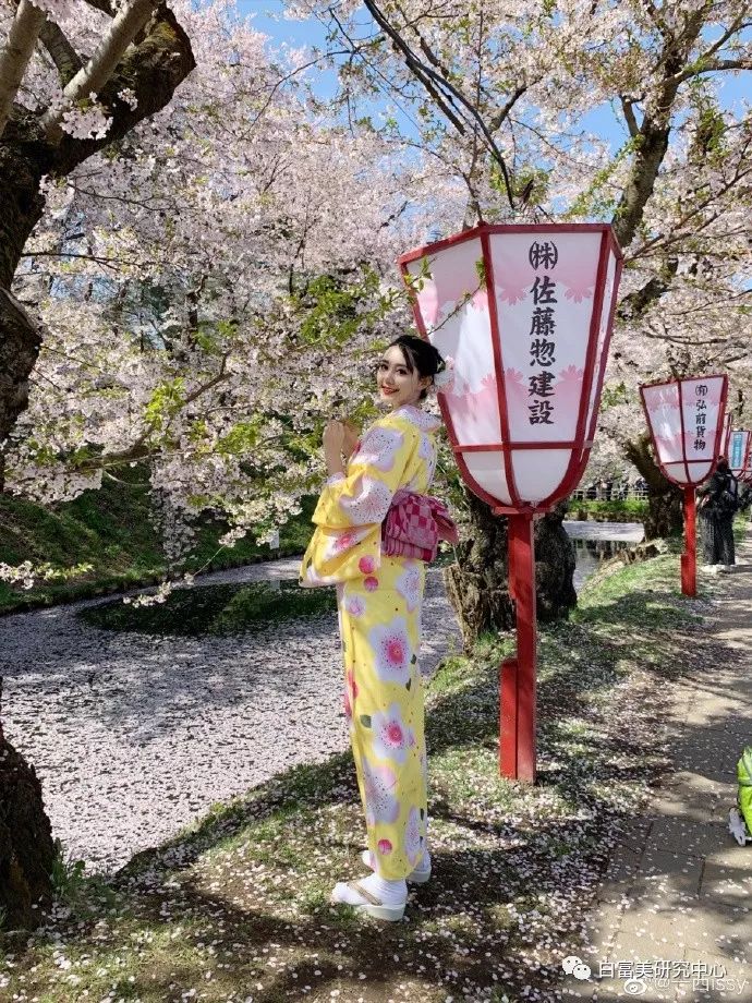 赞助baby婚礼和多位男星关系亲密 她背景成谜