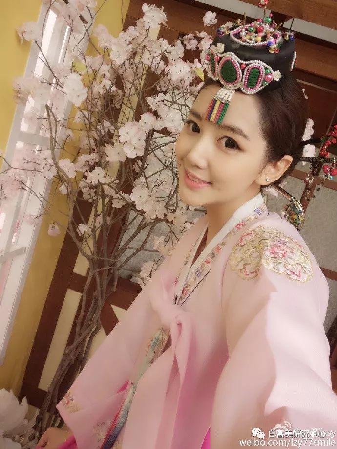 赞助baby婚礼和多位男星关系亲密 她背景成谜