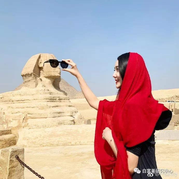 赞助baby婚礼和多位男星关系亲密 她背景成谜
