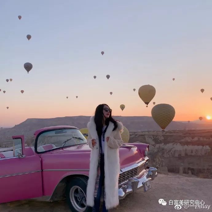 赞助baby婚礼和多位男星关系亲密 她背景成谜