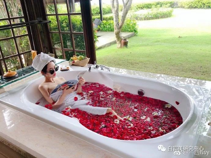 赞助baby婚礼和多位男星关系亲密 她背景成谜