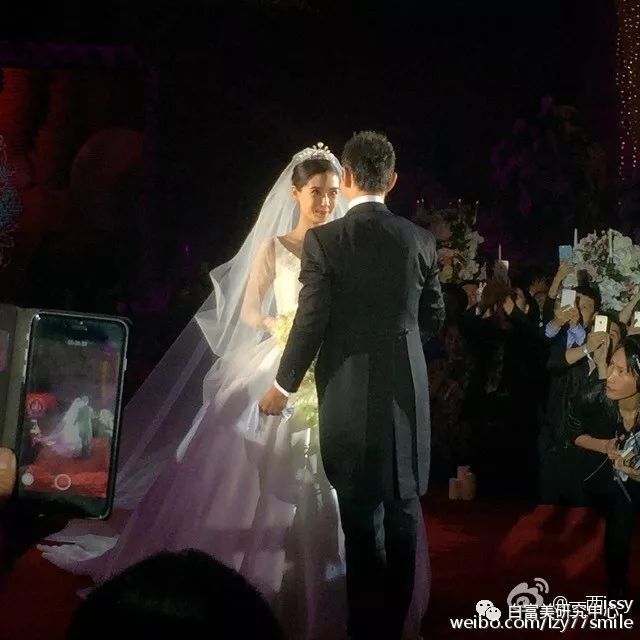 赞助baby婚礼和多位男星关系亲密 她背景成谜