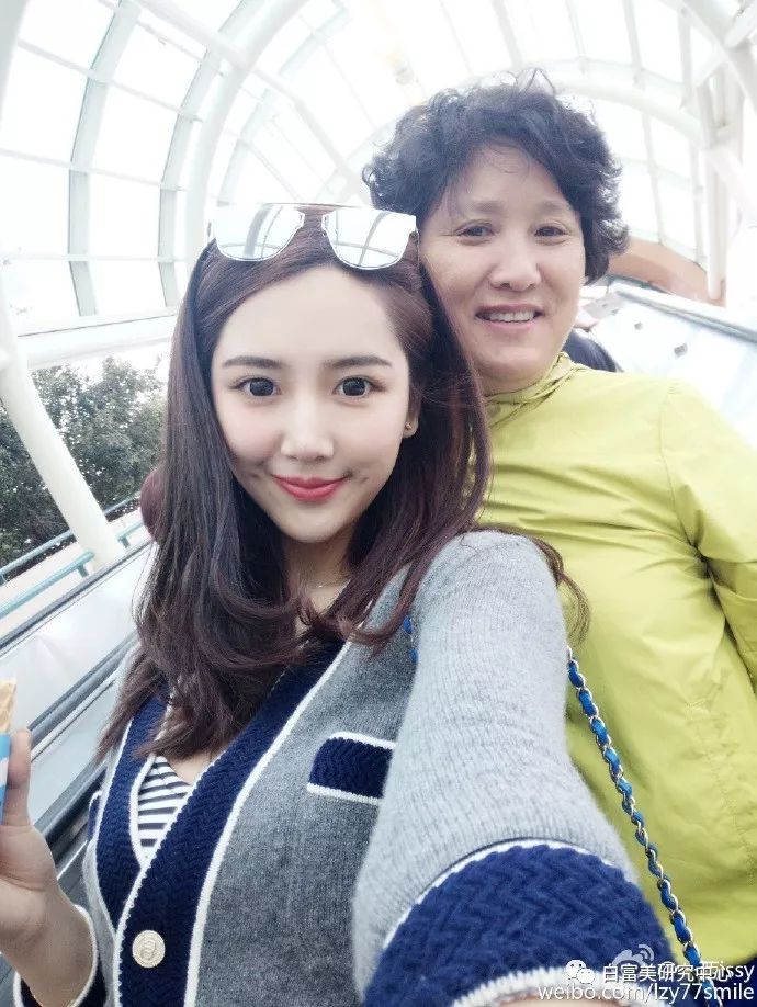 赞助baby婚礼和多位男星关系亲密 她背景成谜