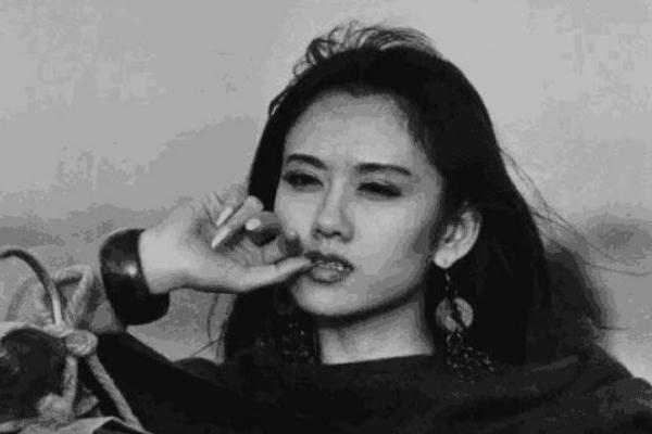 舞蹈家杨丽萍年轻照片长什么样 杨老师老照片也能惊艳时光