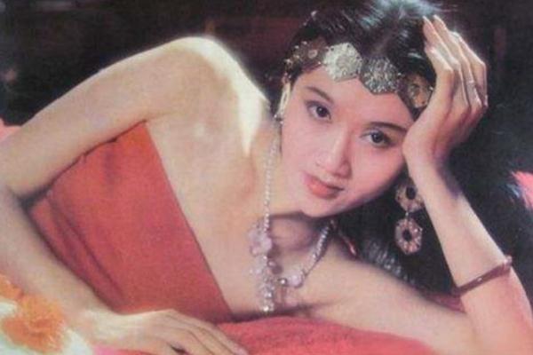 舞蹈家杨丽萍年轻照片长什么样 杨老师老照片也能惊艳时光