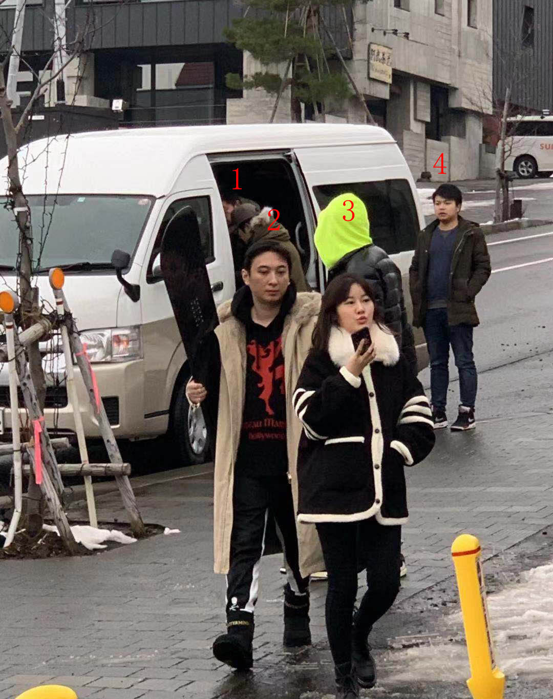 王思聪带女友滑雪曝光 被传出限制高生活依然有滋有味