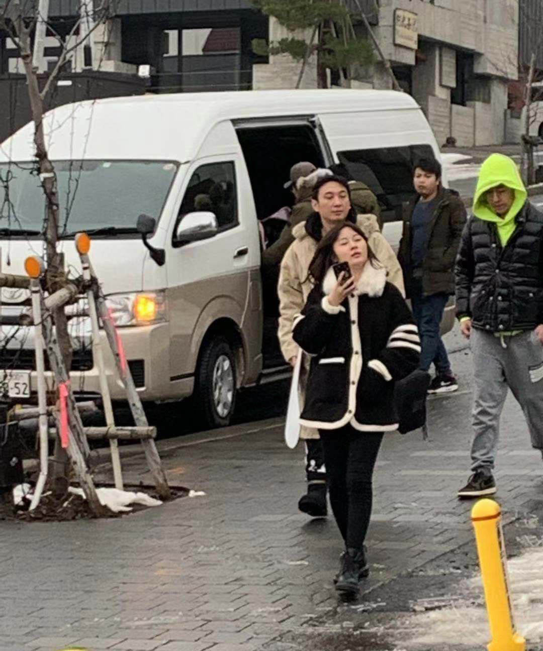王思聪带女友滑雪曝光 被传出限制高生活依然有滋有味