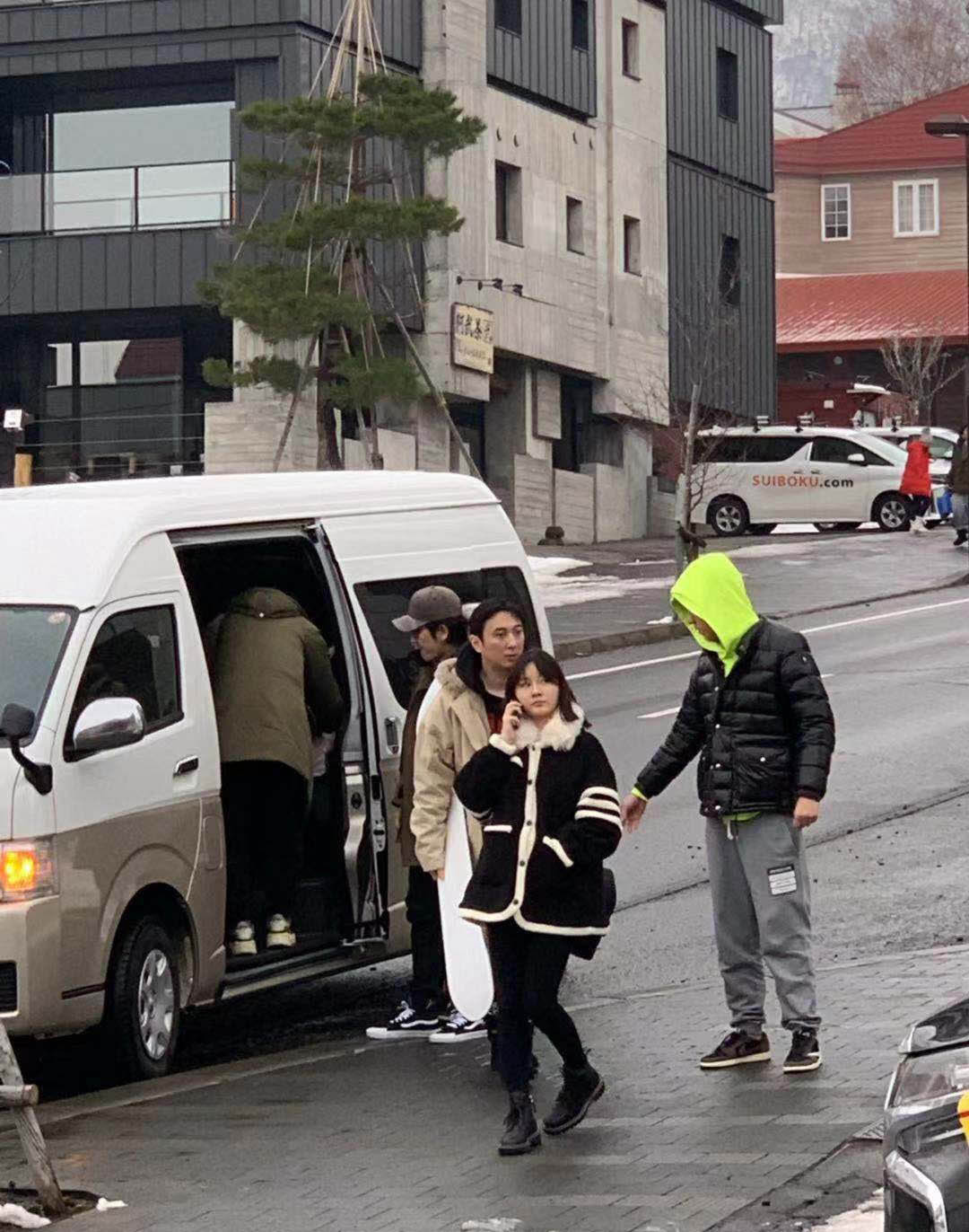 王思聪带女友滑雪曝光 被传出限制高生活依然有滋有味