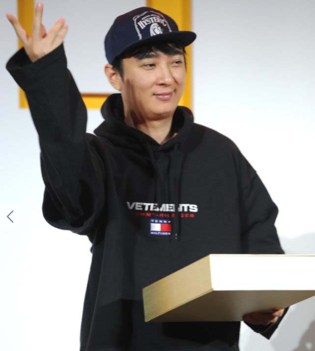 王思聪带女友滑雪曝光 被传出限制高生活依然有滋有味