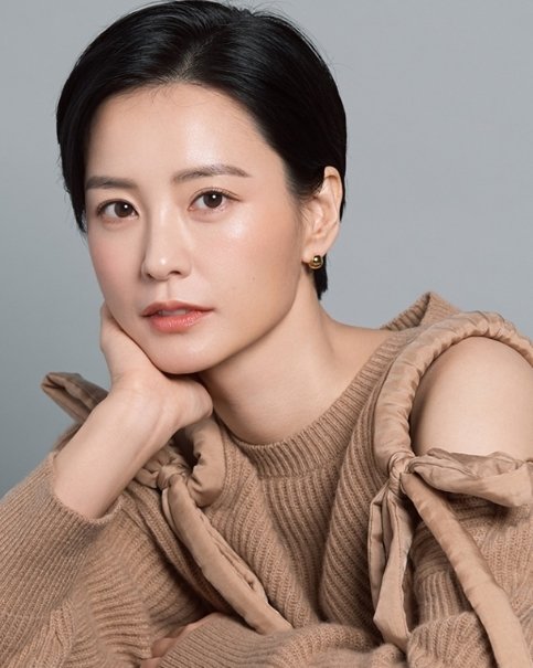 韩女星一刀剪成男孩头 新短发造型气势狂加