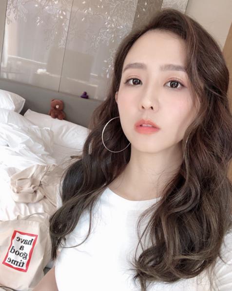性感女星周晓涵惨遭夜袭!经纪人手腕骨折,眼镜男提前尾随疑早有准备