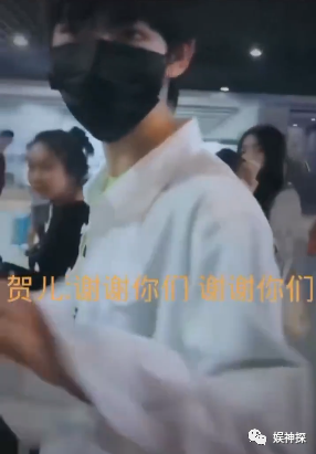 时代峻峰把16岁贺峻霖一个人滞留机场 粉丝们气炸了