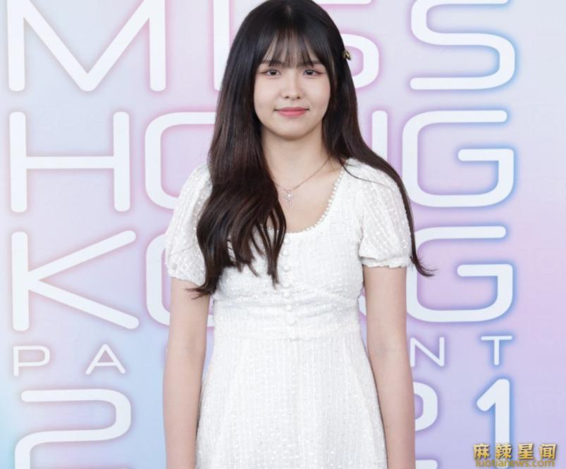 周星驰新恋情疑曝光 小女友是17岁嫩模