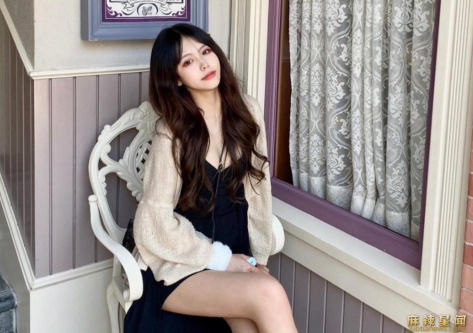 周星驰新恋情疑曝光 小女友是17岁嫩模