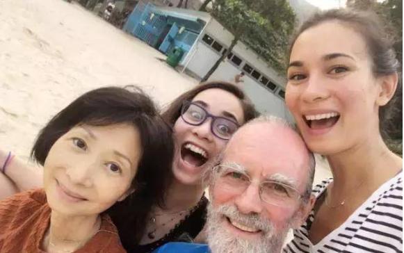 卢靖姗是几国混血?她爸爸妈妈照片资料来了