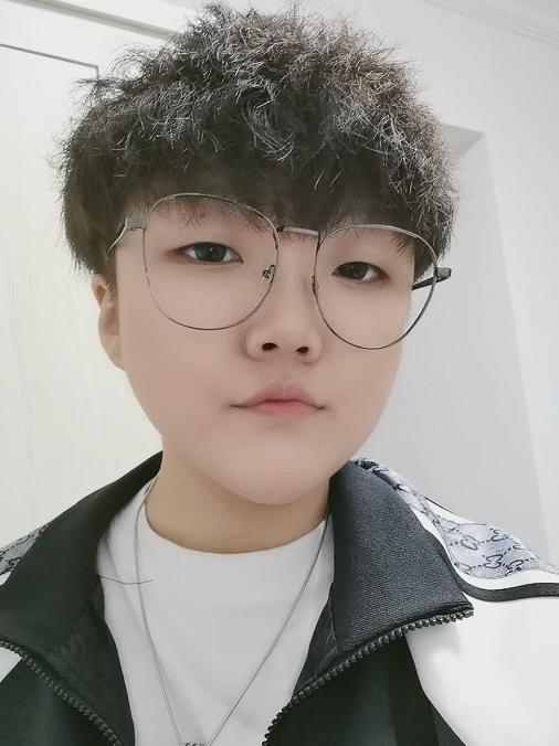 王靖雯不胖是男的还是女的,她真名叫什么多大了?
