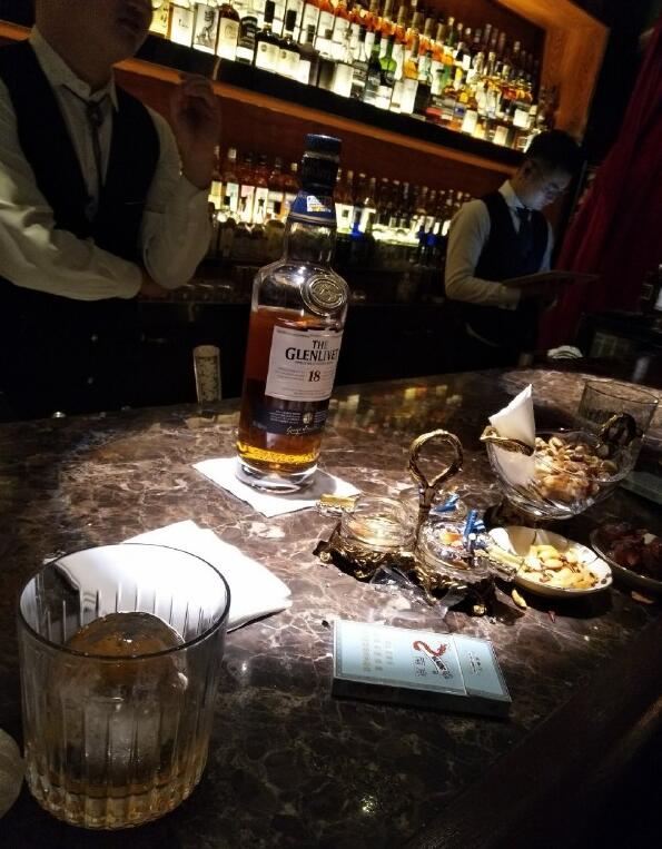 去酒吧消费一般多少钱,如果一个人去酒吧该坐哪里?