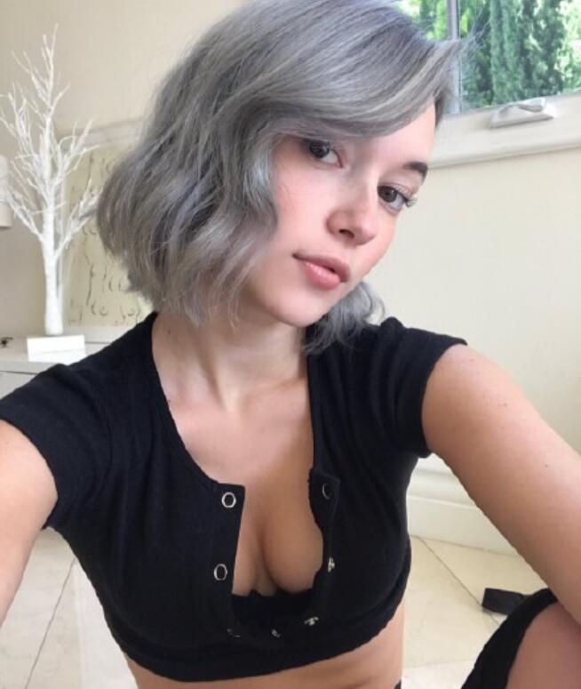 贾登·史密斯女友sarah资料照片,他牙齿的金牙是真的吗?