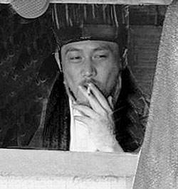 陆毅版的诸葛亮抽烟图片,陆毅幸福的一家四口都是大长腿