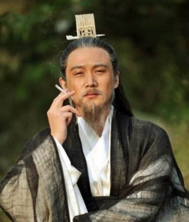 陆毅版的诸葛亮抽烟图片,陆毅幸福的一家四口都是大长腿