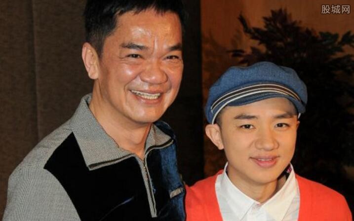 王祖蓝是不是黄光亮儿子,王祖蓝的父亲是谁揭秘
