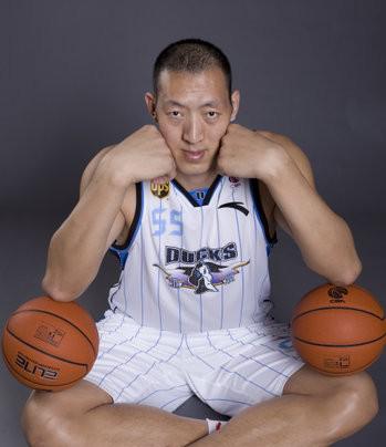 孙明明是巨人症还是自然身高?孙明明罕见和姚明合照图