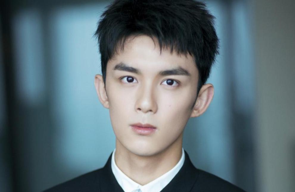 吴磊为什么叫踩组组长,他和曾舜晞长的一模一样对比照