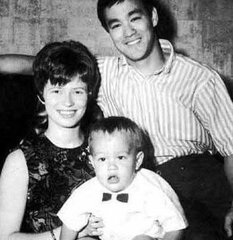 李小龙最牛逼肌肉图片,李小龙葬在美国的三点原因