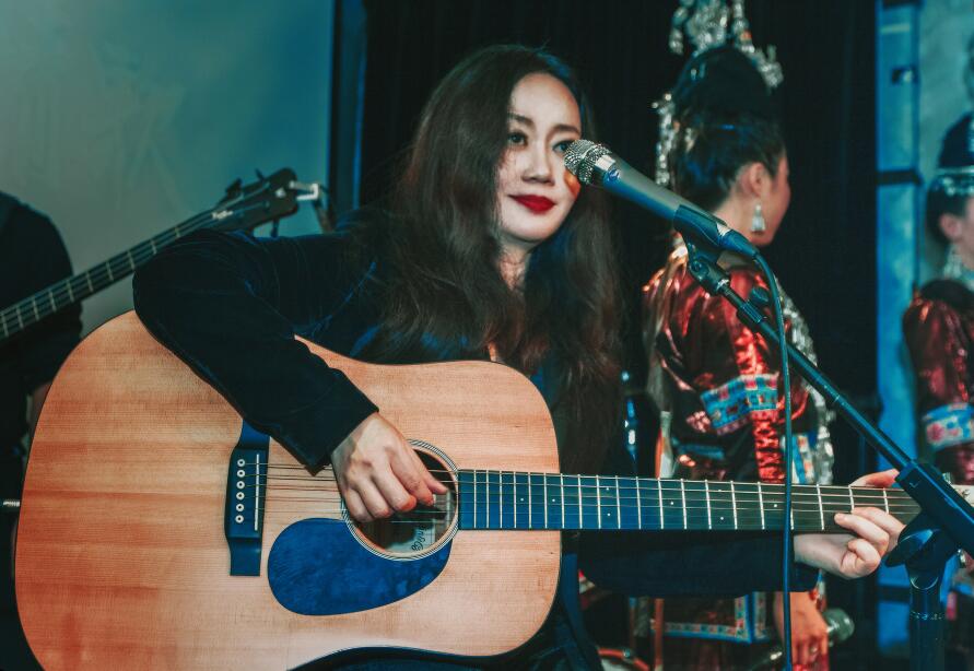 吴虹飞为什么要写嫁衣这样吓人的歌曲,她是1975年出生的吗?