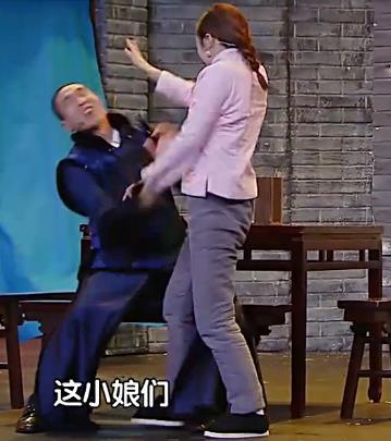 欢乐喜剧人秦岚被袭胸照片,秦岚现在老公是谁?