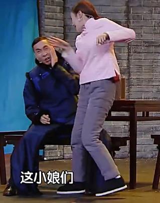 欢乐喜剧人秦岚被袭胸照片,秦岚现在老公是谁?