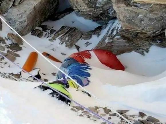 珠峰上的登山者遗体会烂掉吗,真实实拍珠峰上的哪些逝者图片