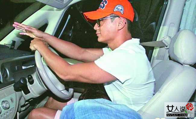 杨怡罗仲谦车震门低头事件图片,杨怡罗仲谦现在有孩子了吗
