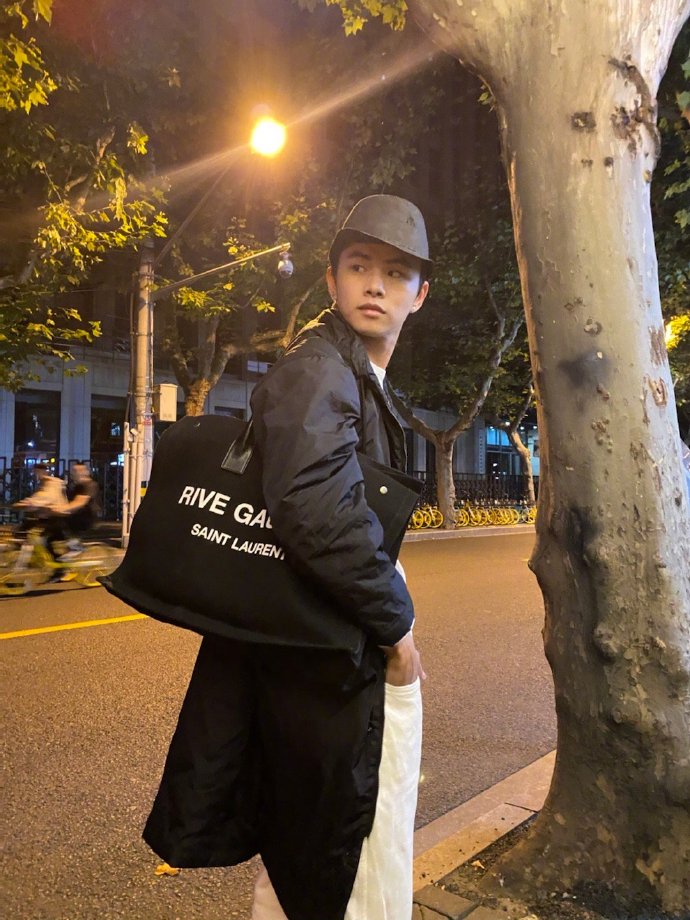 艾克里里年龄多大真名叫什么哪里人,他和洛凡复合了吗?