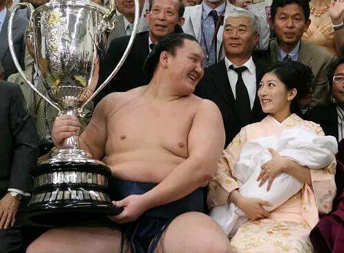 横纲白鹏的老婆纱代子照片,超级大横纲白鹏究竟有多强?