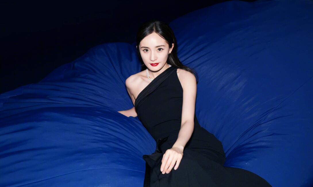 杨幂杨臭脚的绰号怎么来的,脚臭的女生多么?