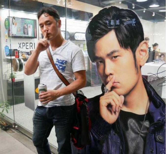 东尼大木为什么叫周结巴,他和周杰伦超像的对比图