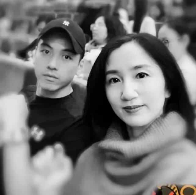 ���Ⱥ�����ʲô��ϵ��ͬѧ������Ů������˭