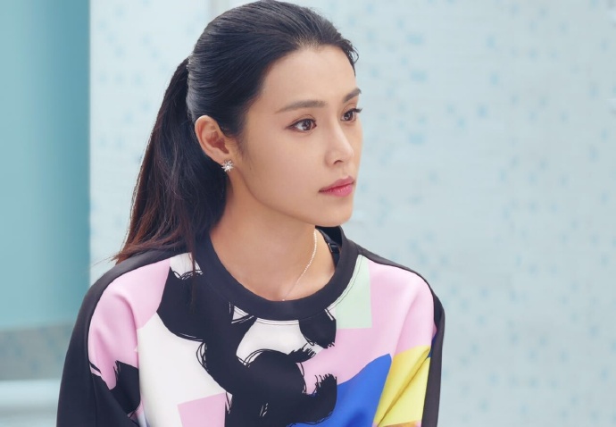 韩丹彤整过容吗?韩丹彤的腿是怎么回事?
