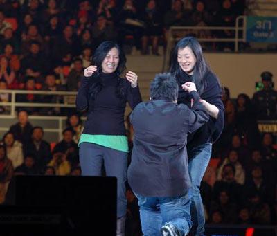 韩红为什么给那英下跪?韩红和管彤美国结婚真的假的