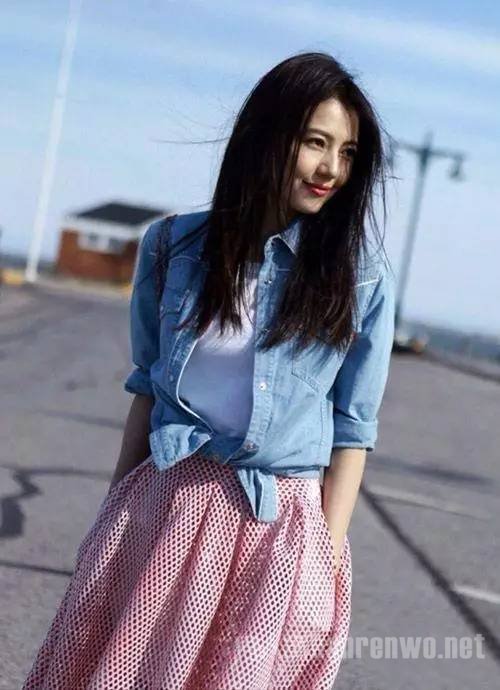 ��ԲԲ���ұ�ԭ���ع⣬Ů�˱��ұ�Ӧ�����Ӧ�ԣ�