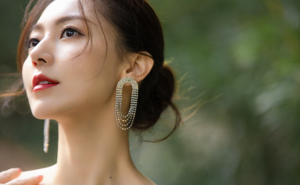 ����Ө�������������������ǲ��Ǽ��еĹɶ���