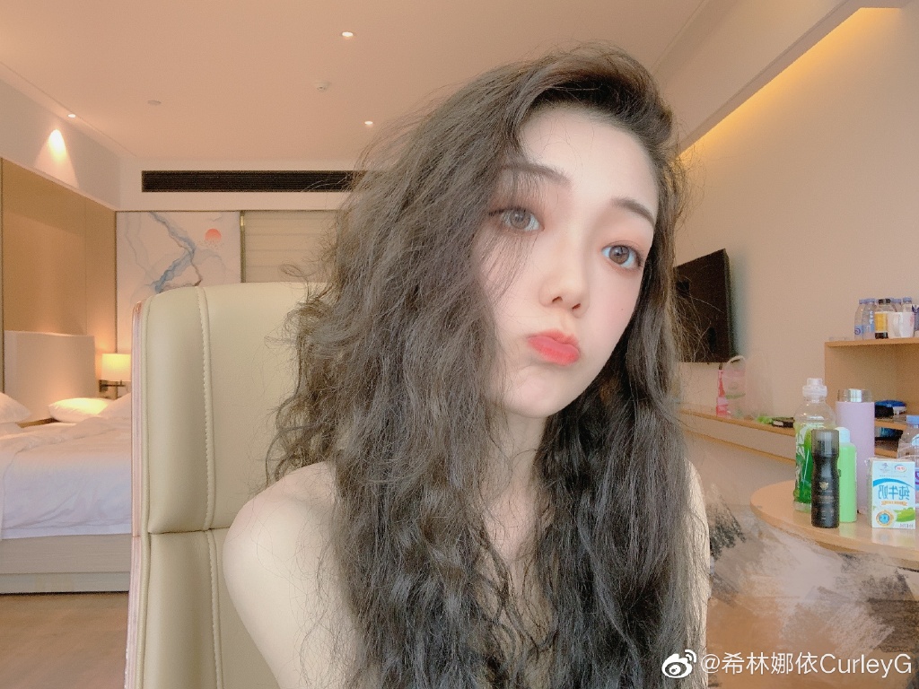 希林娜依高为什么说自己是北京人,她今年多大了?