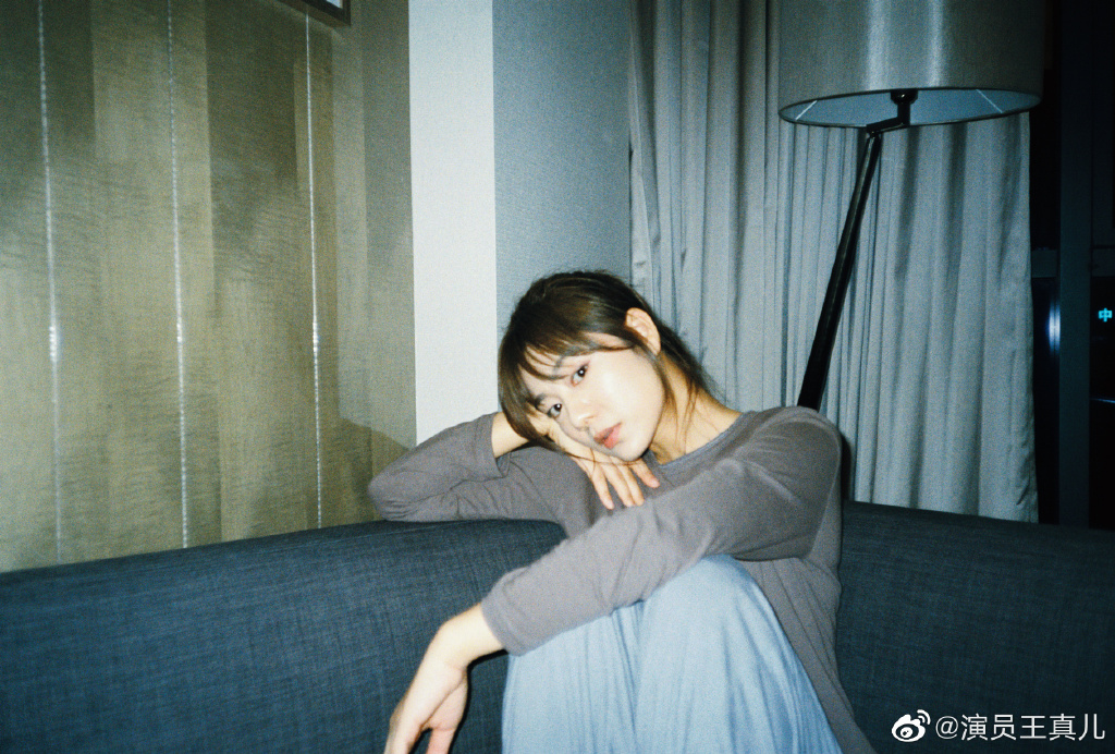 王真儿年龄多大几几年出生的,她和安以轩对比照组图