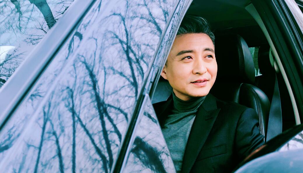 周炜头发怎么突然白了是自然白的吗,周炜为什么不上春晚了?